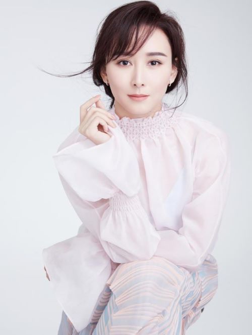 胡静，出生于云南楚雄彝族自治州楚雄，中国内地影视女演员，毕业于中央戏剧学院96级表演系。
1998年出演首部电影《网络时代的爱情》而获得关注，同年参演首部电视剧《大明宫词》；2002年胡静参演电视剧《少年张三丰》和《齐天大圣孙悟空》；2003年主演《孝庄秘史》受到更多关注；2004年主演历史剧《杨门虎将》；2006主演宫廷剧《大清后宫》并获得南方盛典最具人气女演员奖；2007年凭借《康熙秘史》入围北京卫视“金康杯”最佳女主角奖。2008年9月27日与朱兆祥在马来西亚吉隆坡结婚，2009年11月25日产下一名男婴。2010年胡静夫妇在马来西亚吉隆坡苏丹皇宫受封拿汀和拿督。2012年胡静复出参演民国剧《笑红颜》。2015年，参演电影《巴黎假期》。2016年参演电视剧《小情人》和大型反腐电视剧《人民的名义》。2017年，参演谍战剧《天衣无缝》。2018年参演电视《橙红年代》，2019参演新青春神话剧《封神演义》。2019年，与陆毅等合作主演禁毒题材电视剧《猎枭》。